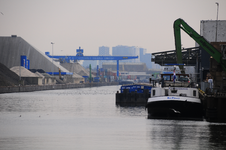 903914 Gezicht op het Uraniumkanaal te Utrecht, met op de achtergrond de kraan van de Container Terminal Utrecht (CTU, ...